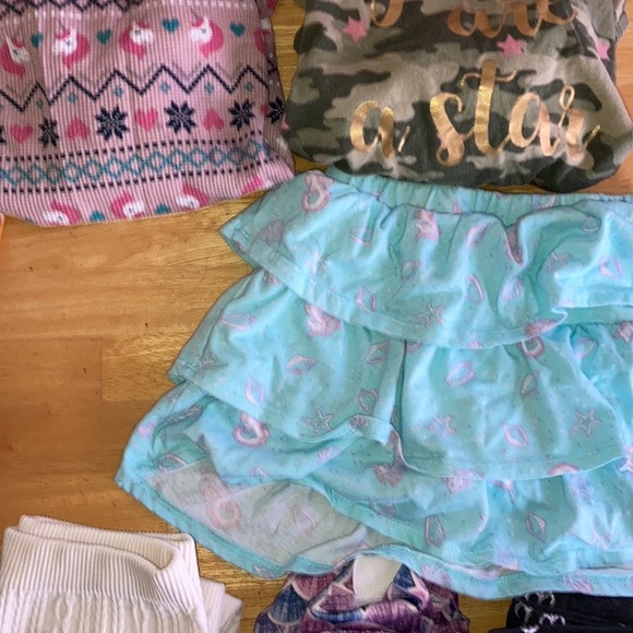 Assorted clothes - Picture 2 of 2